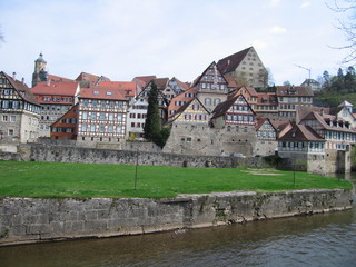 Blick vom Kocher auf die Alstadt von Schwäbisch Hall