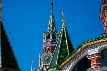 Fototapeta premium Saint Basil's Cathedral (Sobor Vasiliya Blazhennogo) and Spasskaya Tower (Saviour Tower). Red Square. Moscow, Russia