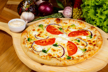 Vegetarian pizza with mozzarella