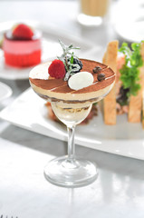 tiramisu cake wih berry