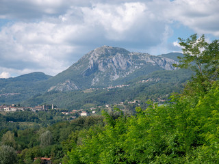 Fototapeta na wymiar Panorama of a mountain in the Italian countryside with a city in the background, mountains in Tuscany