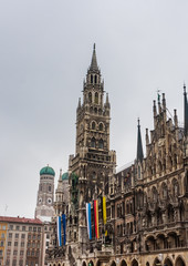 Obraz premium The clock tower of the new City Hall (Rathaus) in Marienplatz is a famous building in Gothic architecture - Munich, Bavaria, Germany, Europe