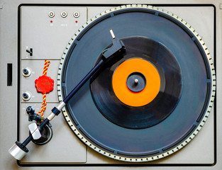 Turntable with the arm with the headshell resting on a 45 rpm record