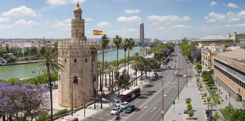 Naklejka premium Vista del Paseo de Colón de Sevilla, con la Torre del Oro y el río Guadalquivir