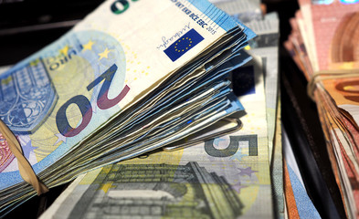 Fajos de euros. Dinero.