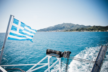 bandera grecka na łodzi - obrazy, fototapety, plakaty