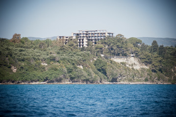 Naklejka premium opuszczony hotel na wzgórzu