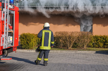 Schwelbrand, Feuerwehrauto und Feuerwehrmann
