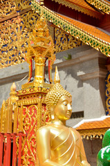 Obraz premium Thailand gold statue at temple