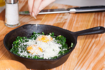 Preparation of fried eggs with spinach