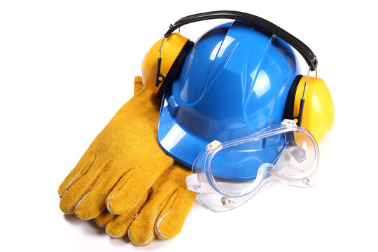 Niebieski kask ochronny z ochronnikami słuchu goglami ochronnymi i rękawicami roboczymi