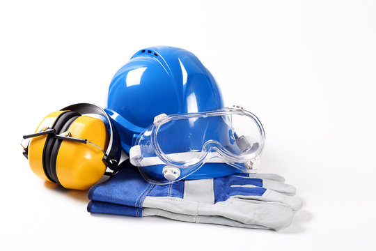 Sprzęt dla budowlańca zawierający kask ochronny gogle ochronne rękawice robocze i ochronniki słuchu