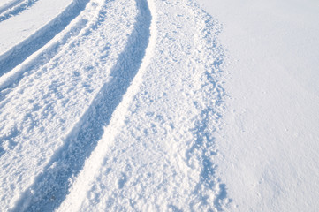 Obraz premium Car tire tracks in fresh snow
