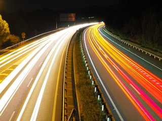 Estelas de luz del tr&aacute;fico en una autov&iacute;a a su paso por Sant Pere de Ribes.