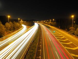 Fototapeta na wymiar Estelas de luz del tráfico en una autovía a su paso por Sant Pere de Ribes.