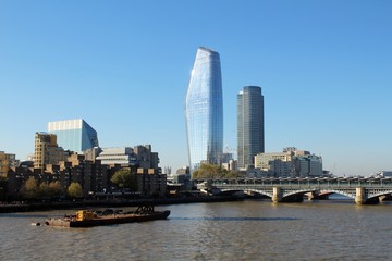 Naklejka premium Panoramablick über die Themse in London.