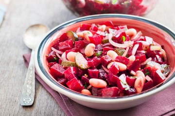 Salad with beetroot, kidney beans and pickles