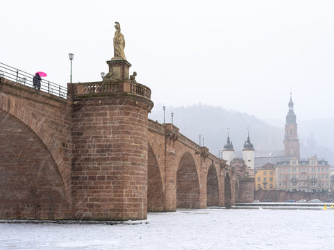 Heidelberg Alte Brücke im Winter, Baden-Württemberg, Deutschland