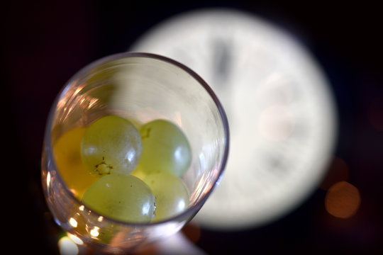 CELEBRATION OF THE NEW YEAR, TRADITION OF TWELVE GRAPES OF LUCK WITH THE CLOCK WITH TWELVE BELLS