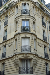 Fototapeta na wymiar Immeuble de caractère à tourelle à Paris, France