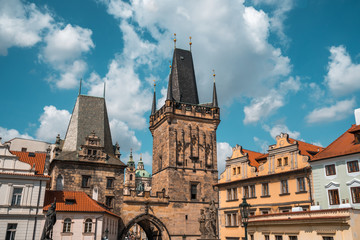 Naklejka premium Gotycka wieża mostu Karola na tle błękitnego nieba w Pradze