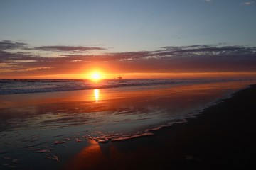 Fototapeta na wymiar vibrants orange beach sunset