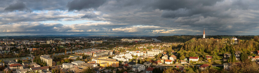 Fototapeta na wymiar Wels Thalheim Herbst Panorama mit viel Wolken und Sonnenschein
