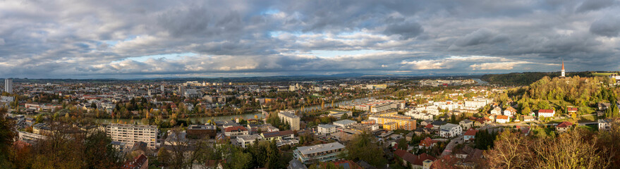 Fototapeta na wymiar Wels Herbst Panorama mit viel Wolken und Sonnenschein
