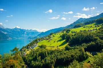 Turkusowe jezioro wśród gór i zielonej trawy © Anna Mazur