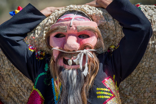 danzante mexicano de techanes con máscara de madera