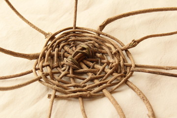 木のツルでかご作り