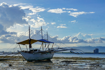 Obraz premium old fishing boat at sunset