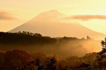 朝霧に包まれる羊蹄山