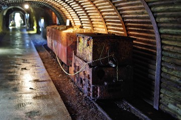 Fototapeta na wymiar 鉱山トンネルの古い鉄道