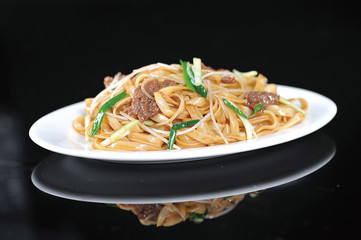 Stir fried rice noodles with beef