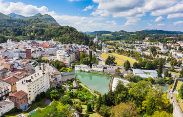 Fototapeta na wymiar Lourdes et la Basilique, vue prise du château-fort de la ville 