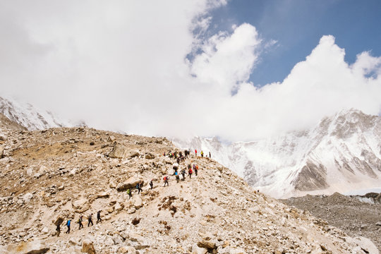 A line of hikers on their way to Everest Base Camp