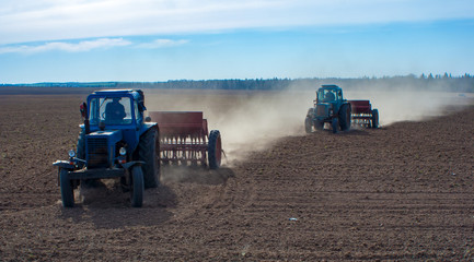 Obraz premium tractor plowing the field