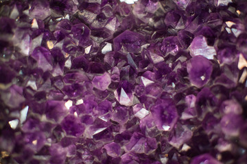 Naklejka premium Amethyst Crystal Rock Closeup, Crystal Stone Macro. Quartz Texture Background. Natural Amethyst on Black Background. Beautiful Natural Crystals. Cross Section of Gemstone. Amethyst Crystal Rock Closeu