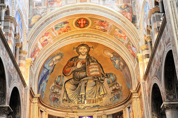 Fototapeta na wymiar Innenaufnahme mit Altarbereich, Dom Santa Maria Assunta, Pisa, Toskana, Italien, Europa