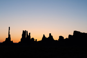Obraz premium totem pole in monument valley at sunset