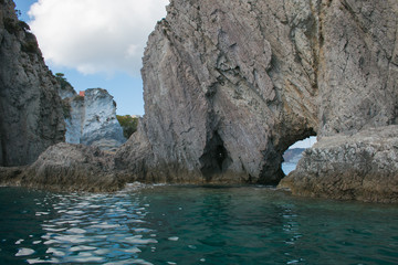Piccola grotta all'interno di uno scoglio nell'isola di Ponza