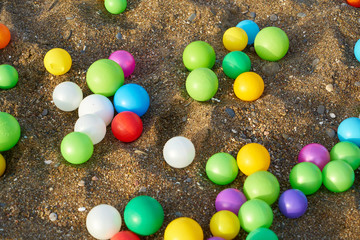 Obraz premium colored balls sprinkled on the beach