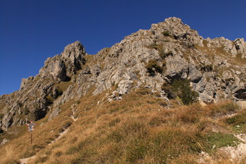 Fototapeta na wymiar Ziel in Sicht! / Blick hinauf zum Gipfel des Monte Grona (Luganer Alpen)
