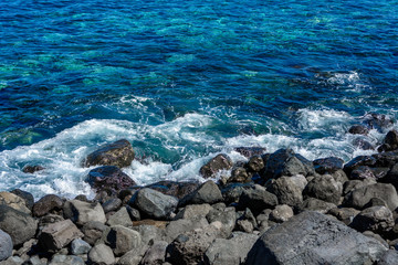 Fale rozbijające się o skaliste wybrzeże