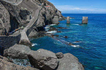 Skaliste wybrzeże oceanu ze starym portem rybackim Agulo La Gomera © Agnieszka