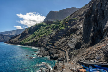 Skaliste wybrzeże oceanu ze starym portem rybackim Agulo La Gomera © Agnieszka