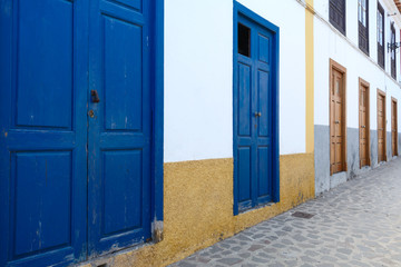 Niebieskie i żółte drzwi w starym budynku