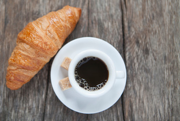 café noir croissant