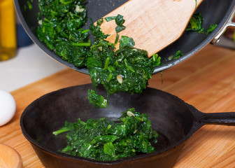 Preparation of fried eggs with spinach